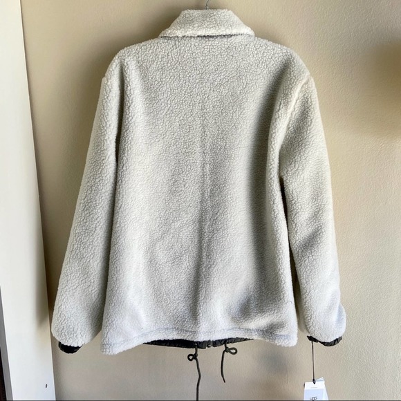 Men’s UGG Green Camo Fleece Waterproof Jacket - Picture 8 of 9